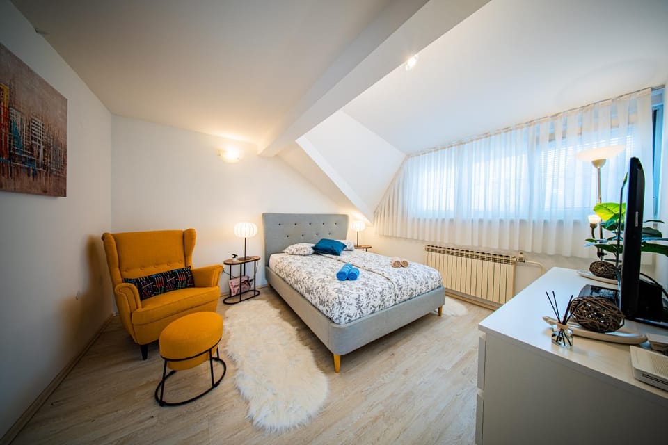 Bed, TV and multimedia, Photo of the whole room, Seating area, Bedroom
