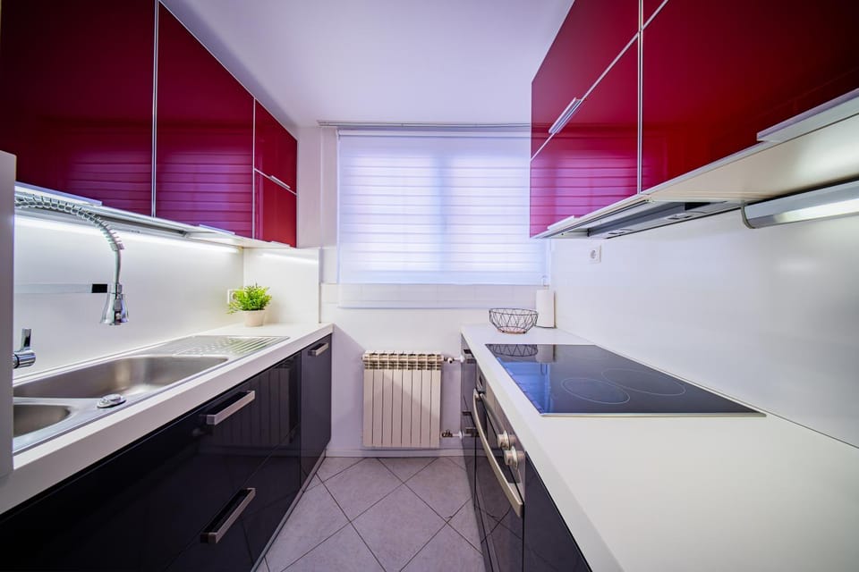 Kitchen or kitchenette, On site, oven, stove, kitchen