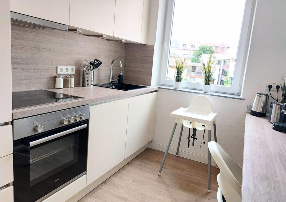 Coffee/tea facilities, Kitchen or kitchenette, Dining area, dishwasher, stove, toaster