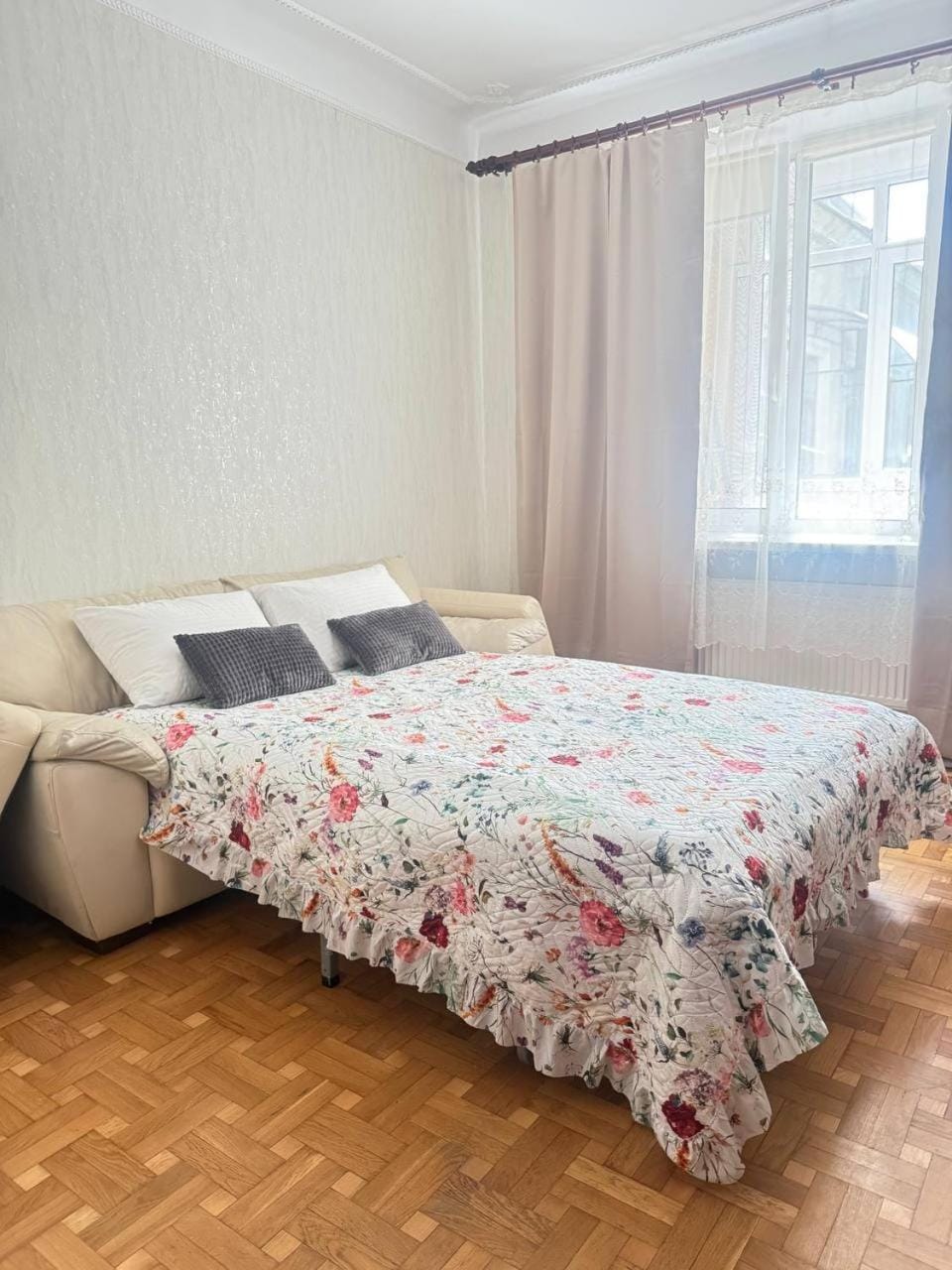 3 Rooms on Ekaterynynska Street Apartment in Odessa
