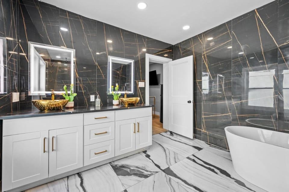 Tranquil Escape- Spa Bath & Pool for One or Couples Apartment in Houston