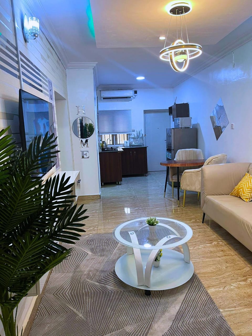 TV and multimedia, Coffee/tea facilities, Kitchen or kitchenette, Living room, Seating area, Dining area