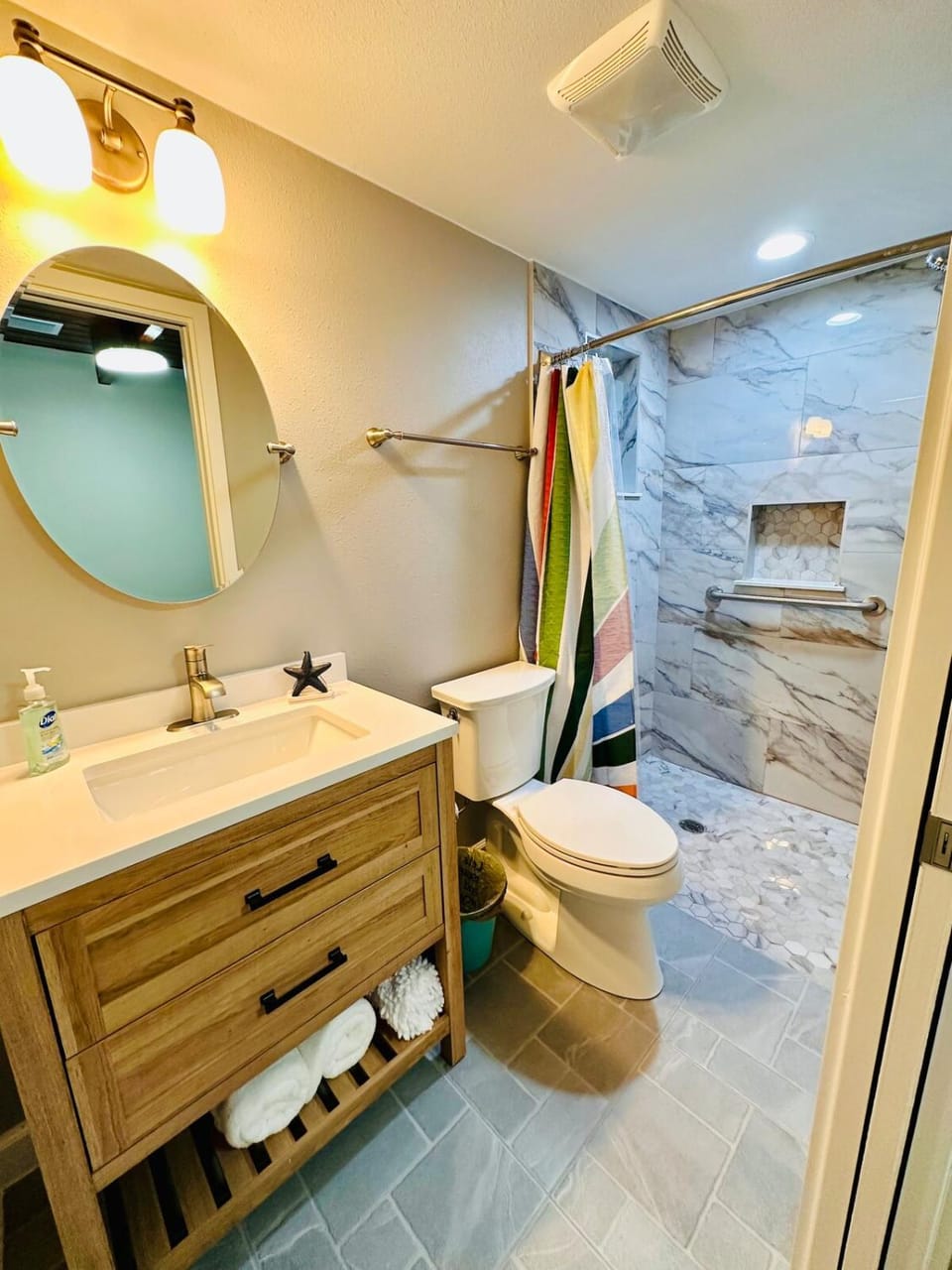 Shower, Toilet, Bathroom, towels