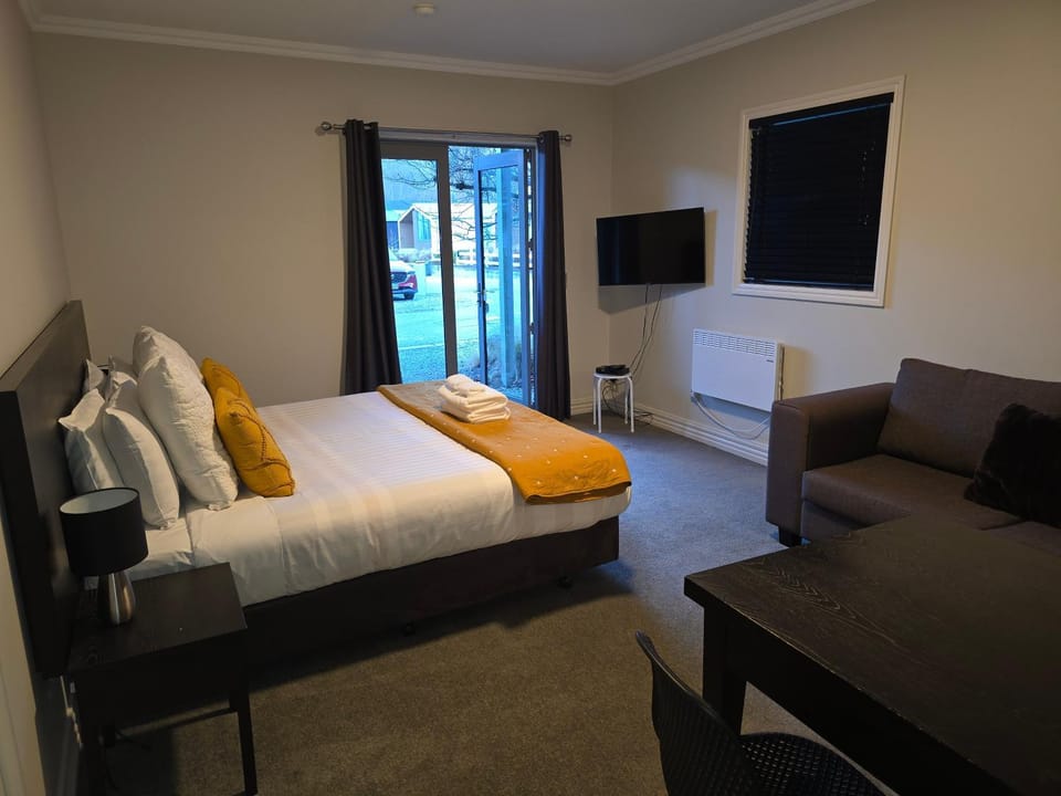 Bed, Living room