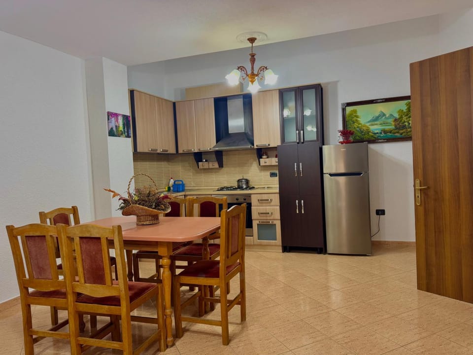 Kitchen or kitchenette, Dining area, oven, stove