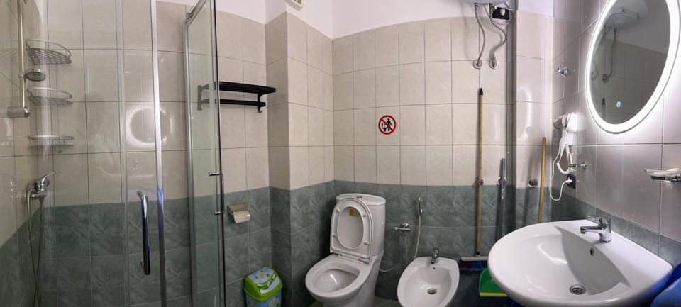 Shower, Toilet, Bathroom, bidet, towels