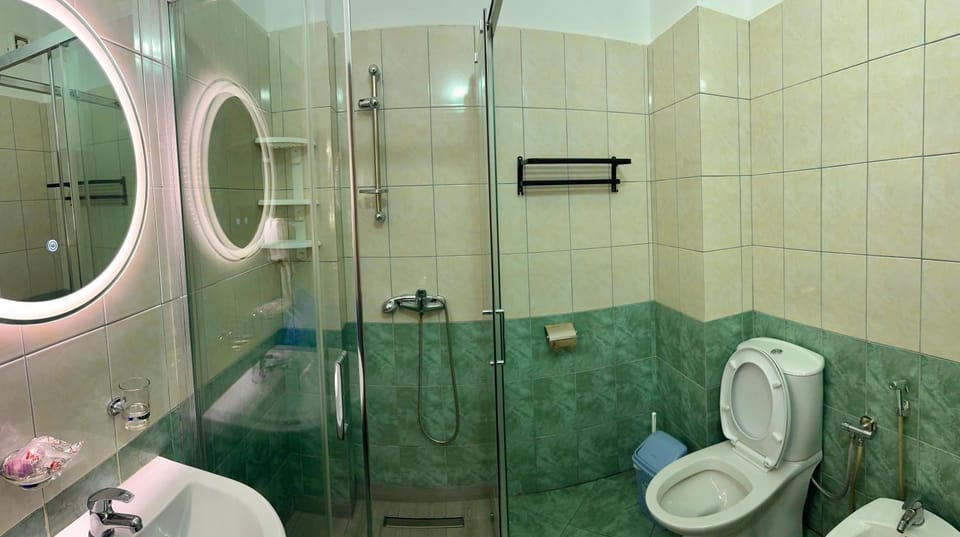 Shower, Toilet, Bathroom, bidet, towels