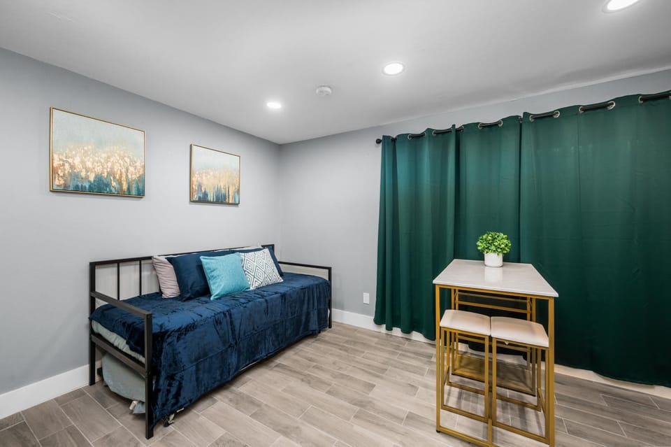 Chic & Cozy Montrose Apt with Pool & Parking Apartment in Houston