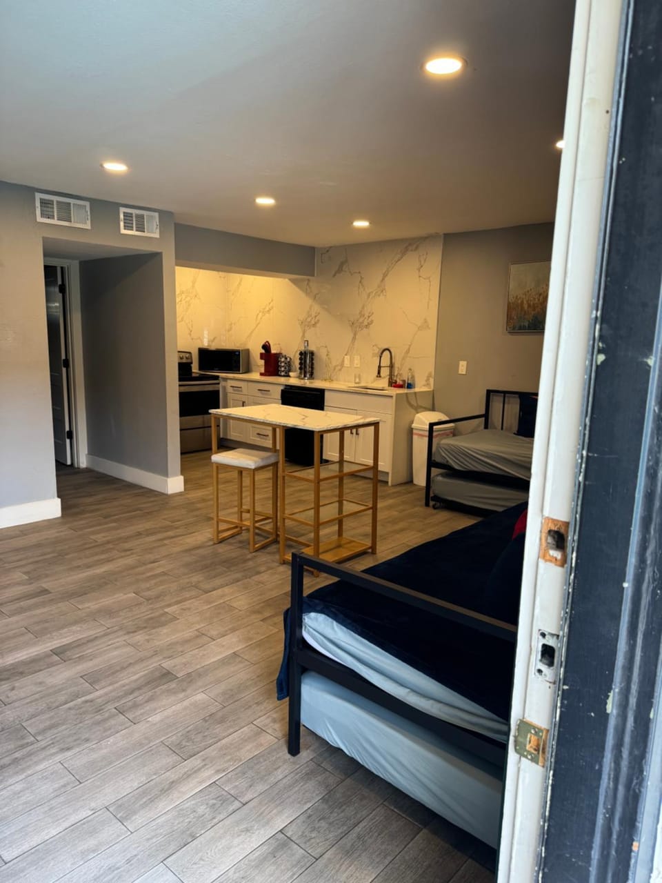 Chic & Cozy Montrose Apt with Pool & Parking Apartment in Houston