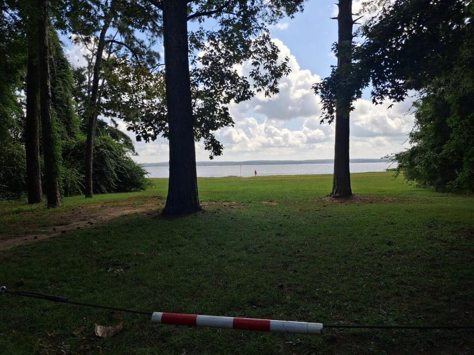 Overlooking Lake Eufaula Alabama PERFECT PRIVATE GETAWAY COTTAGE FOR COUPLES FISHERMAN-FRIENDS located in a private gated community bring the golf cart many paved roads and boat parkingt BOAT DOCK NEAR and community fishing pier and beach Country House in Alabama