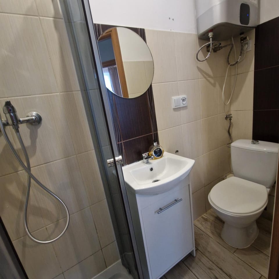 Shower, Toilet, Bathroom, towels