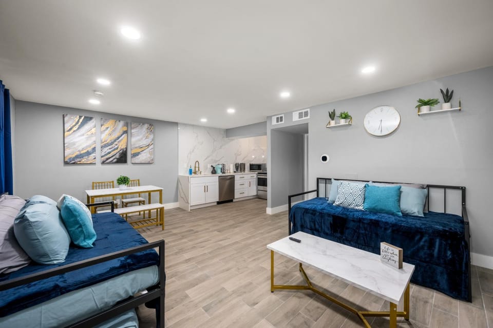 Modern Getaway with Free Parking Near Downtown and NRG Apartment in Houston