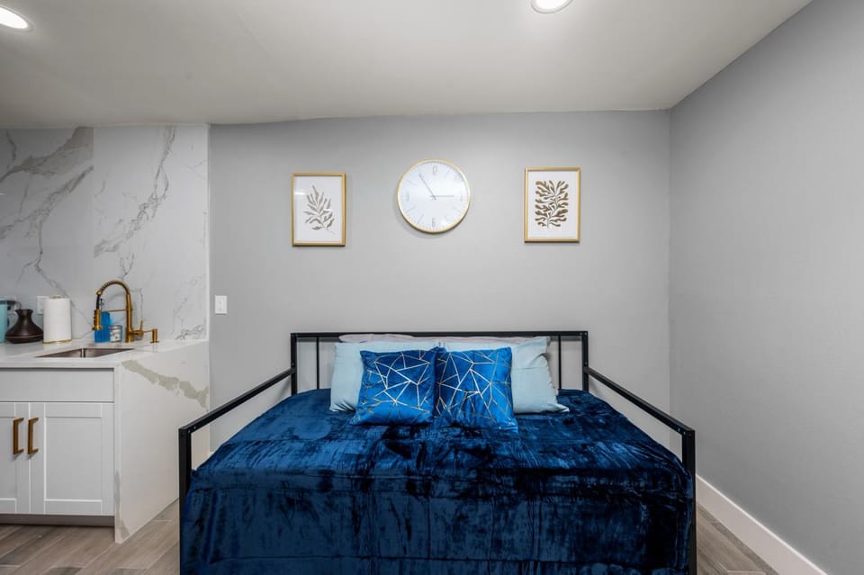 Modern Getaway with Free Parking Near Downtown and NRG Apartment in Houston
