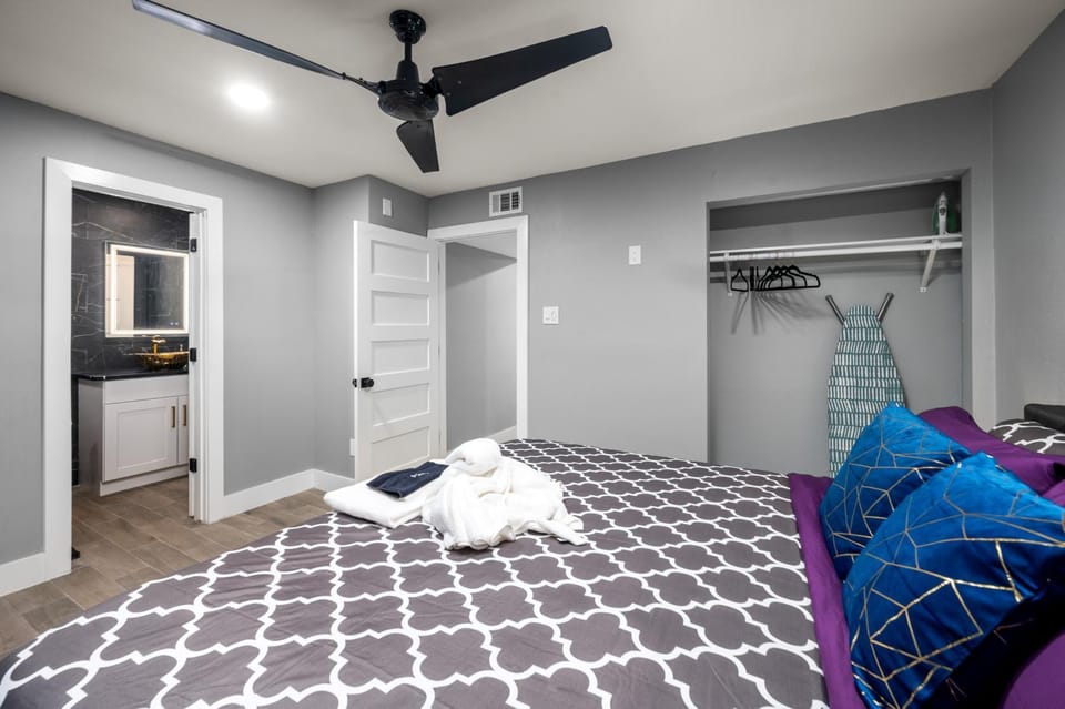 Modern Getaway with Free Parking Near Downtown and NRG Apartment in Houston