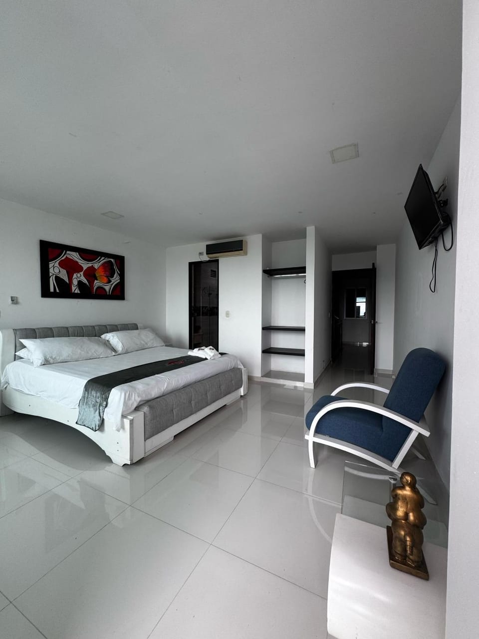 Communal lounge/ TV room, TV and multimedia, Photo of the whole room, wardrobe
