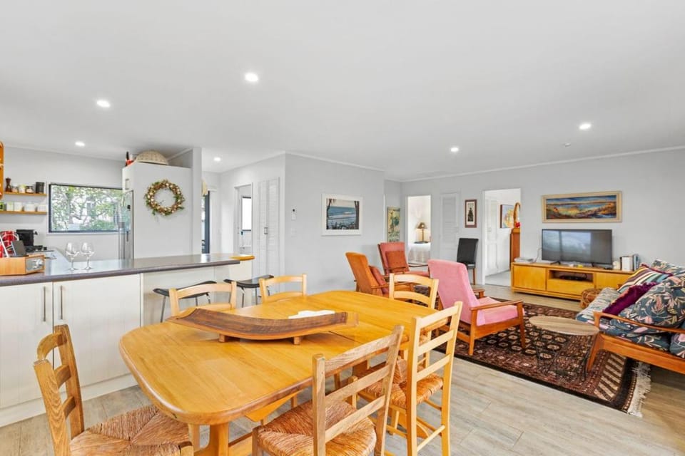 Kitchen or kitchenette, Seating area, Dining area