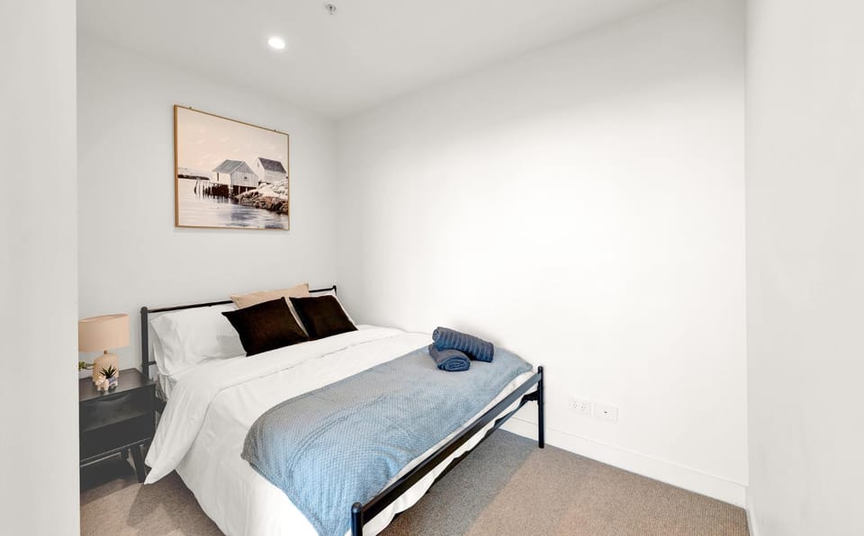Stunning Views - Spacious Melbourne Central Sky Escape - Free Tram Apartment in Melbourne