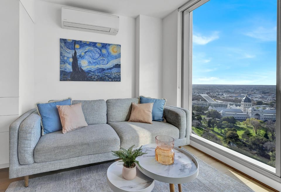 Stunning Views - Spacious Melbourne Central Sky Escape - Free Tram Apartment in Melbourne