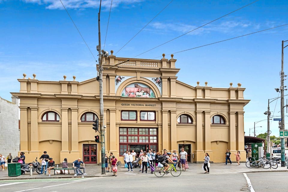 Stunning Views - Spacious Melbourne Central Sky Escape - Free Tram Apartment in Melbourne