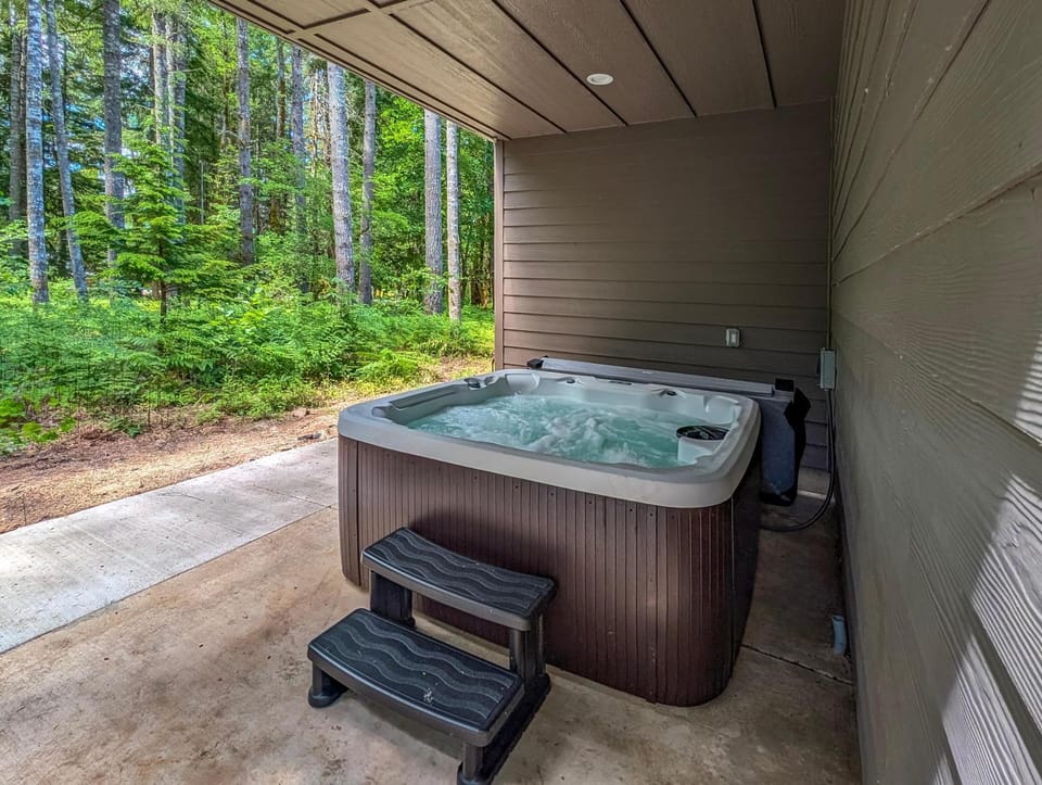 River Dance Cabin | Hot tub, Mt Rainier Cabin in Washington