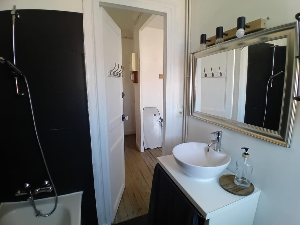 Charmant T2 avec Vue Mer et WIFI – 5 Min de la Plage - FR-1-239-1140 Apartment in Biarritz