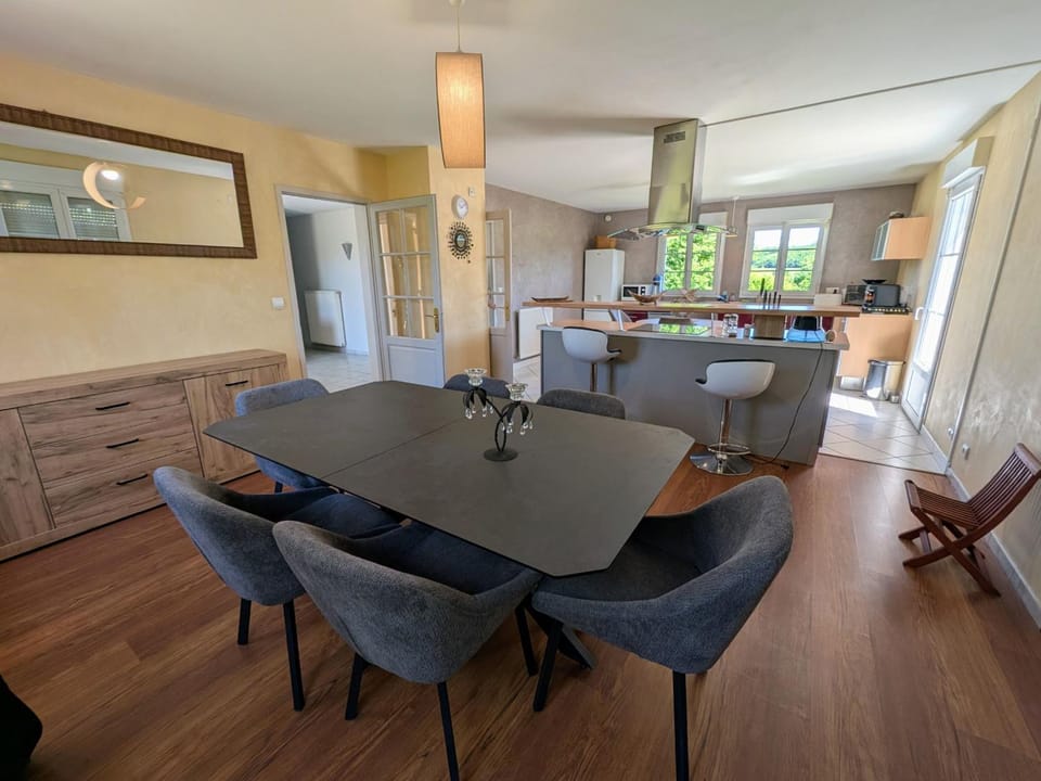 Gîte spacieux à Fretigney avec jardin et billard, idéal pour 8 pers. - FR-1-583-507 House in Bourgogne-Franche-Comté