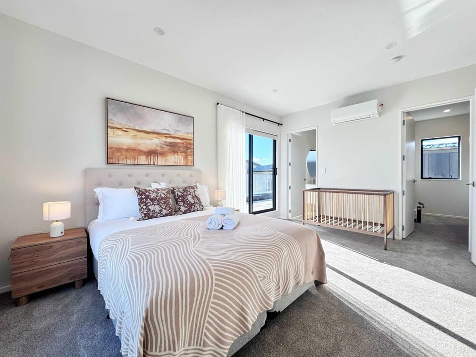 Modern Family St Heliers Stay 4BR & 1 Study vs AC House in Auckland