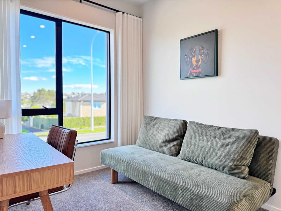 Modern Family St Heliers Stay 4BR & 1 Study vs AC House in Auckland
