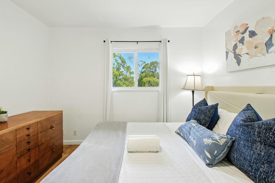 Bed, View (from property/room), Photo of the whole room, Decorative detail, Bedroom