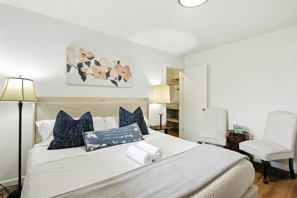 Bed, Photo of the whole room, Decorative detail, Seating area, Bedroom