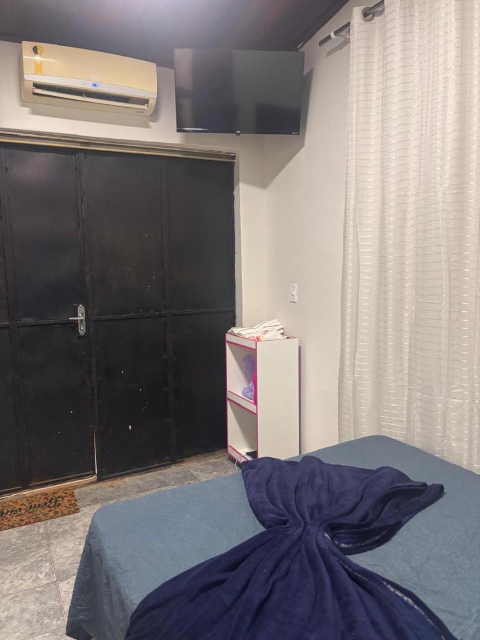 Bed, TV and multimedia, Photo of the whole room, Bedroom, air conditioner