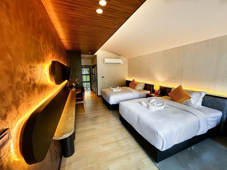 Bed, TV and multimedia, Living room, Photo of the whole room, Seating area, Bedroom, air conditioner