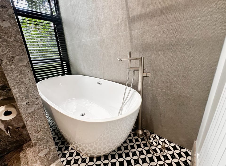 Shower, Hot Tub, Bathroom, Bath