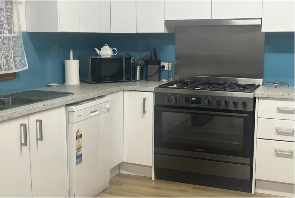 Coffee/tea facilities, Kitchen or kitchenette, dishwasher, oven, toaster