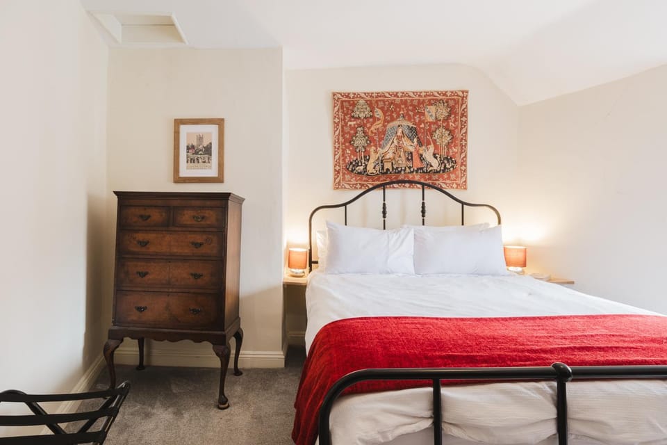 Charming Cotswolds Retreat in the Heart of Dursley Apartment in Stroud District