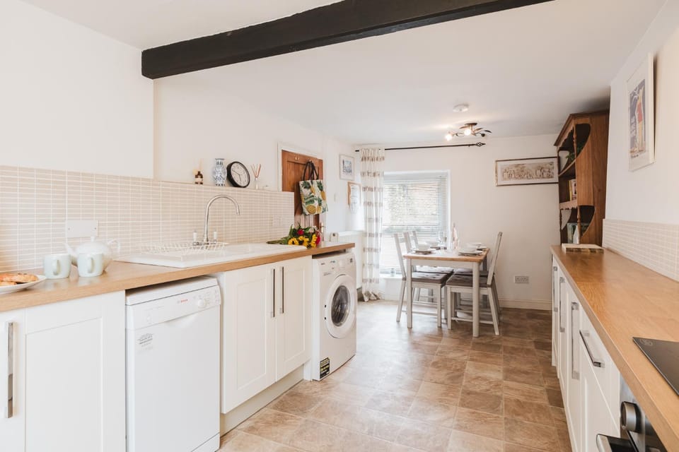 Charming Cotswolds Retreat in the Heart of Dursley Apartment in Stroud District