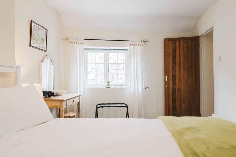 Charming Cotswolds Retreat in the Heart of Dursley Apartment in Stroud District