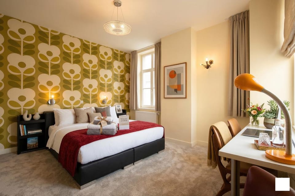Bed, Photo of the whole room, Seating area, Bedroom