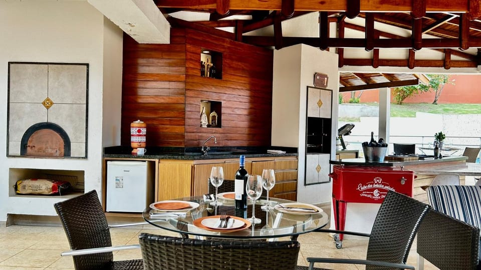 BBQ facilities, TV and multimedia, Kitchen or kitchenette, Food and drinks, Dining area, Lunch, Dinner, minibar, oven, stove