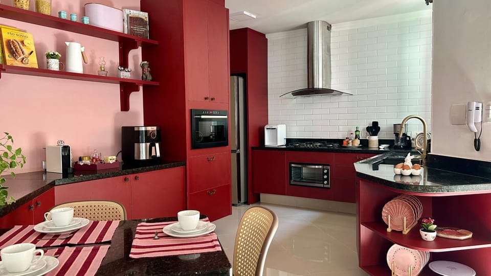 Coffee/tea facilities, Kitchen or kitchenette, Dining area, internet, oven, stove, kitchen