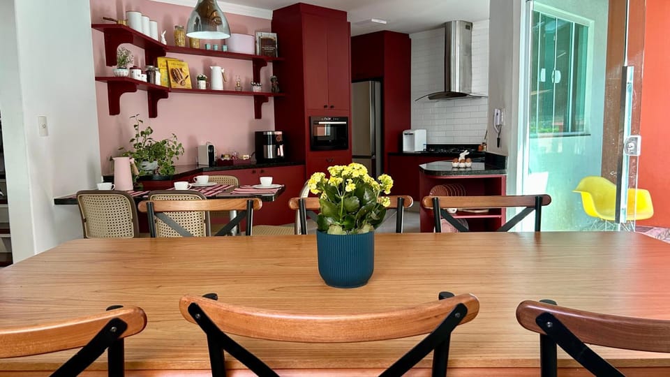Coffee/tea facilities, Kitchen or kitchenette, Dining area, internet, oven, stove, kitchen