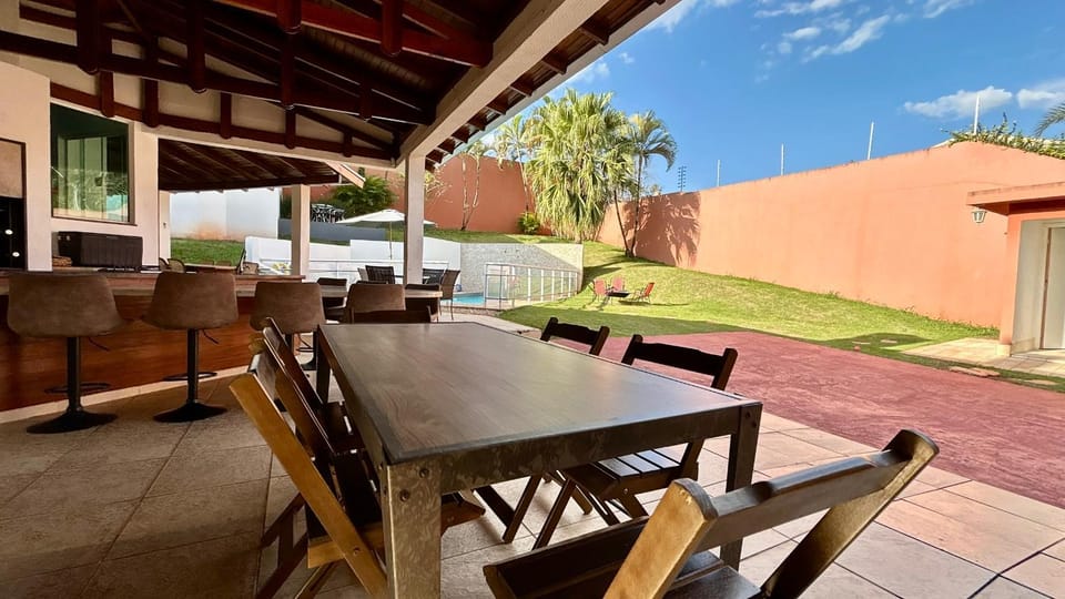 Property building, Garden, Kitchen or kitchenette, Dining area, Swimming pool