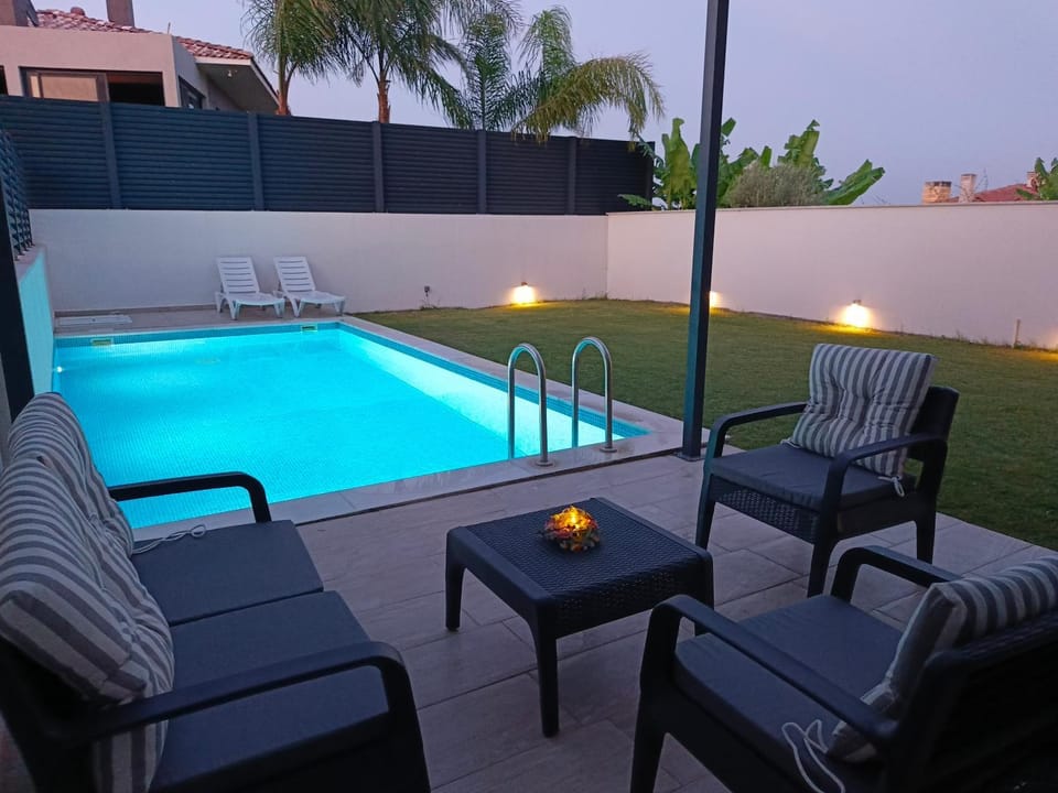 Seating area, Pool view, Swimming pool, sunbed