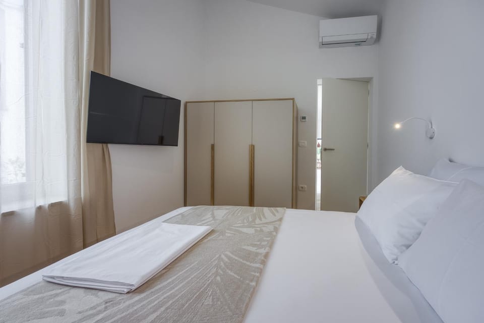 Bed, TV and multimedia, air conditioner