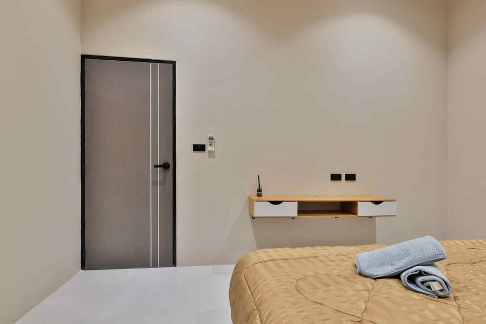 Bed, Bedroom, towels