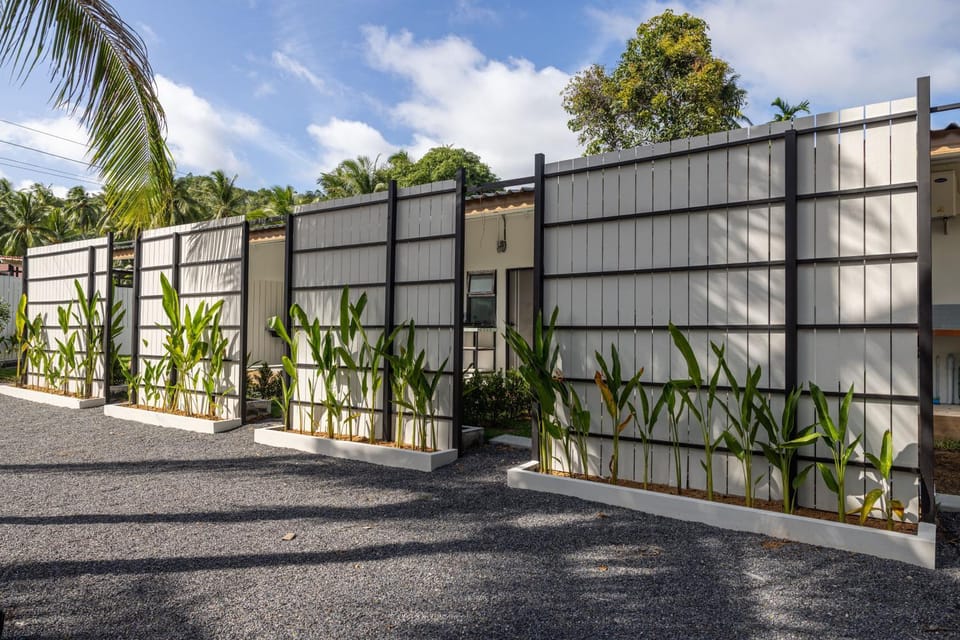 Property building, Garden, Parking