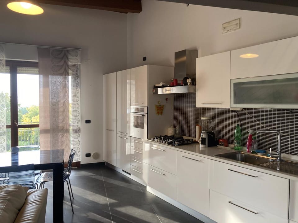 Kitchen or kitchenette, dishwasher, stove