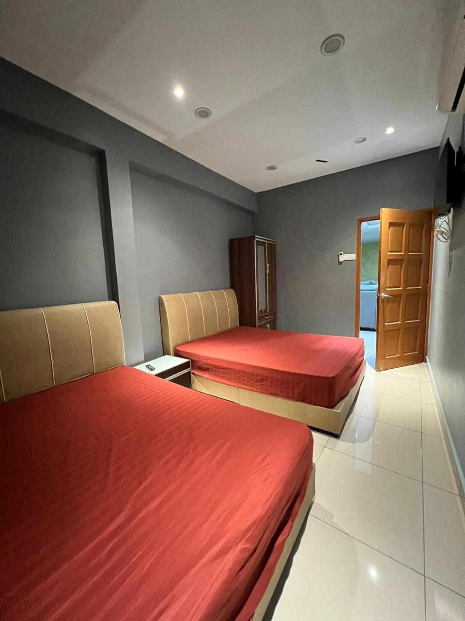 Bed, Living room, Photo of the whole room, Bedroom, wardrobe