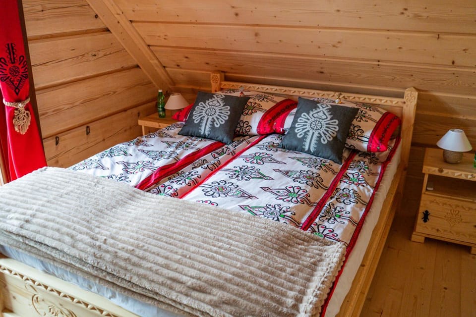 Bed, Other, Other, Other, Photo of the whole room, Decorative detail, Decorative detail, Seating area, Bedroom, towels, towels