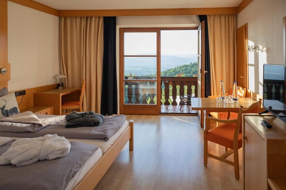 Bed, Natural landscape, TV and multimedia, View (from property/room), Balcony/Terrace, Photo of the whole room, Seating area, Bedroom, Mountain view